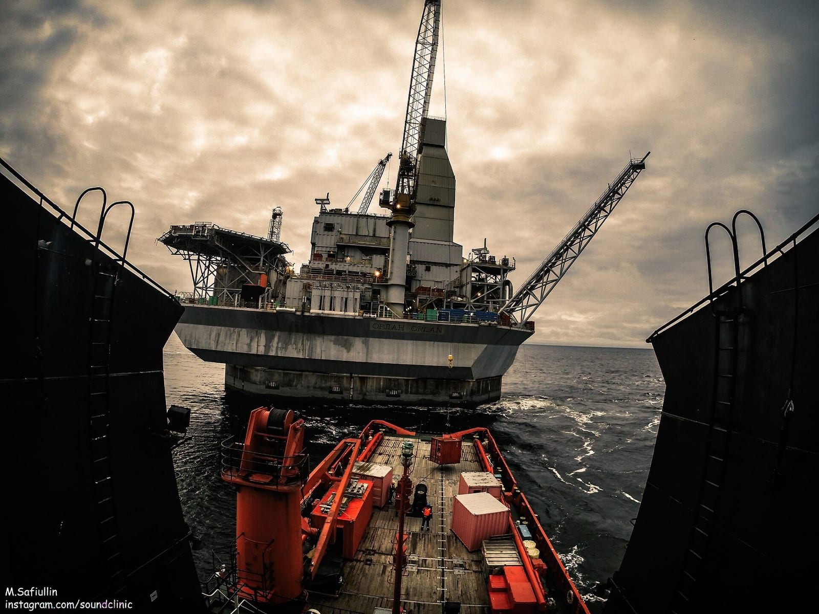Drilling rig at an oilfield
