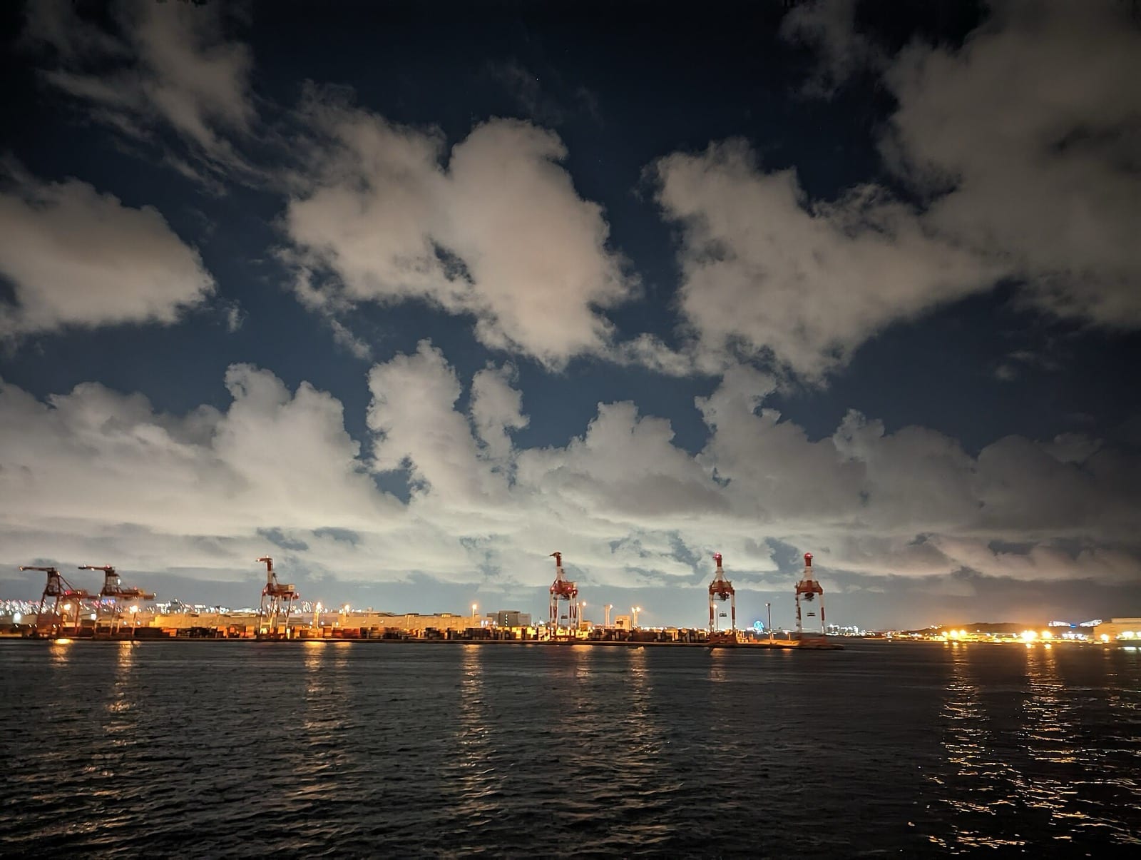 Container terminal with STS quay cranes
